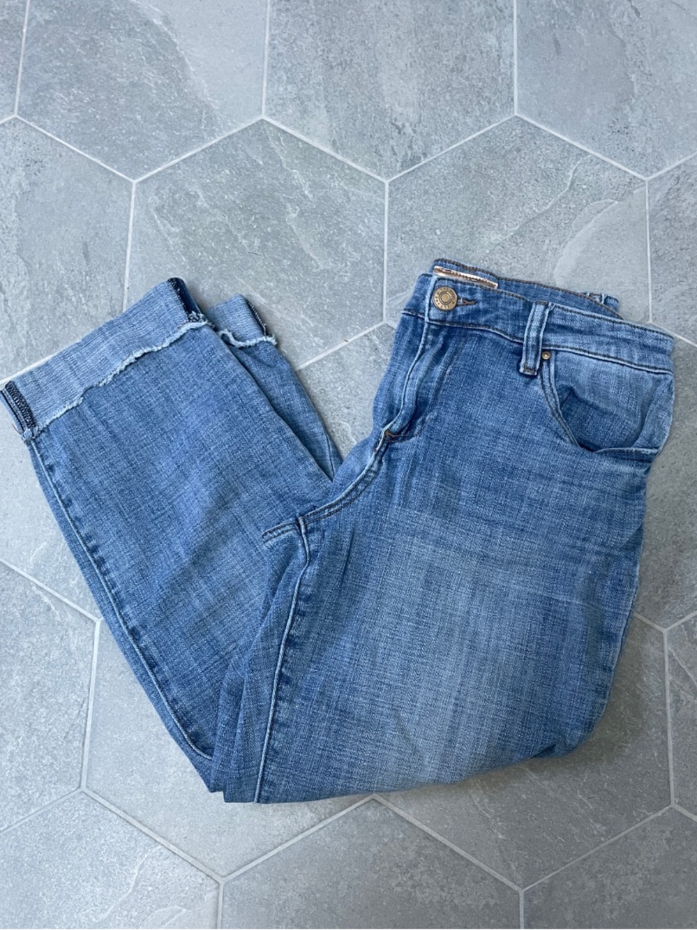 KUT from the Kloth Amy Crop Straight Leg Jeans – Size 8 – Raw Cuffed Hem